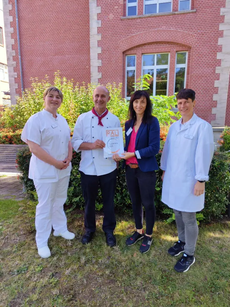 Diätassistentin Diana Egeward, Küchenleiter Lars Hofmann, GEK-Sachverständige Nadja Gierth und leitende Diätassistentin Sandra Eckert (v.l.n.r.) nach dem erfolgreichen Re-Audit.